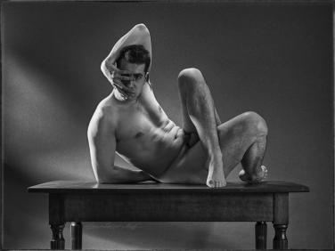 Akt mit Tisch /© HansPeter Muff