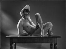 Akt mit Tisch /© HansPeter Muff