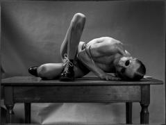 Akt mit Tisch /© HansPeter Muff
